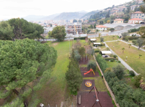 Giardino con alberi e giochi per bambini