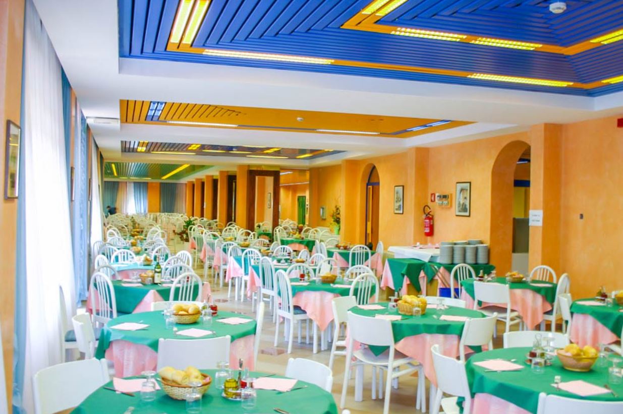 Sala ristorante con tavoli apparecchiati