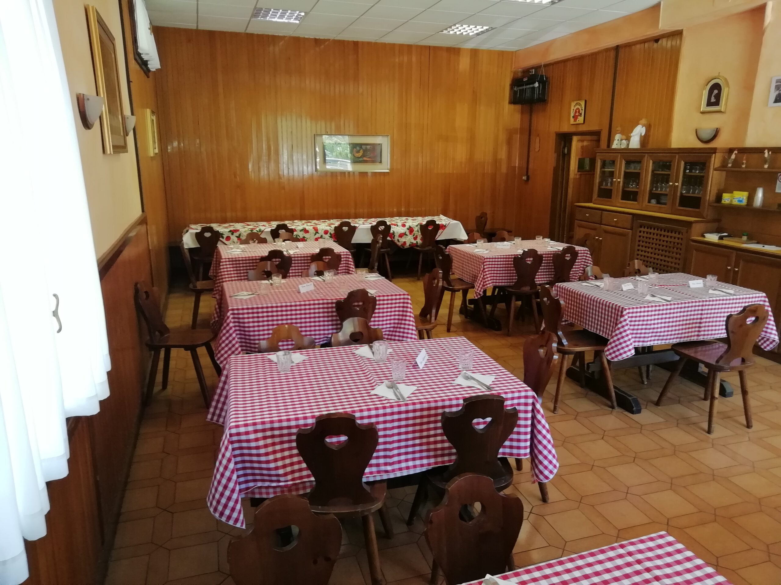 Sala ristorante con tavoli apparecchiati