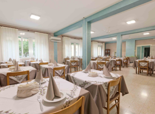 Sala ristorante con tavoli apparecchiati