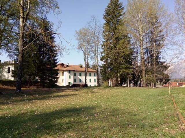 Giardino con alberi Hotel Spazio Lavarone