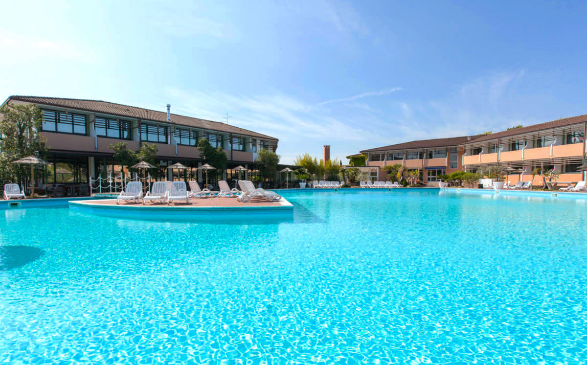 Piscina con lettini sdraio Hotel Gardesano