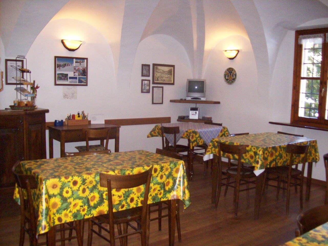 Sala ristorante con tavoli apparecchiati