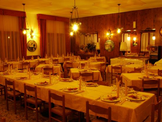 Sala ristorante con tavoli apparecchiati e tavolo imperiale