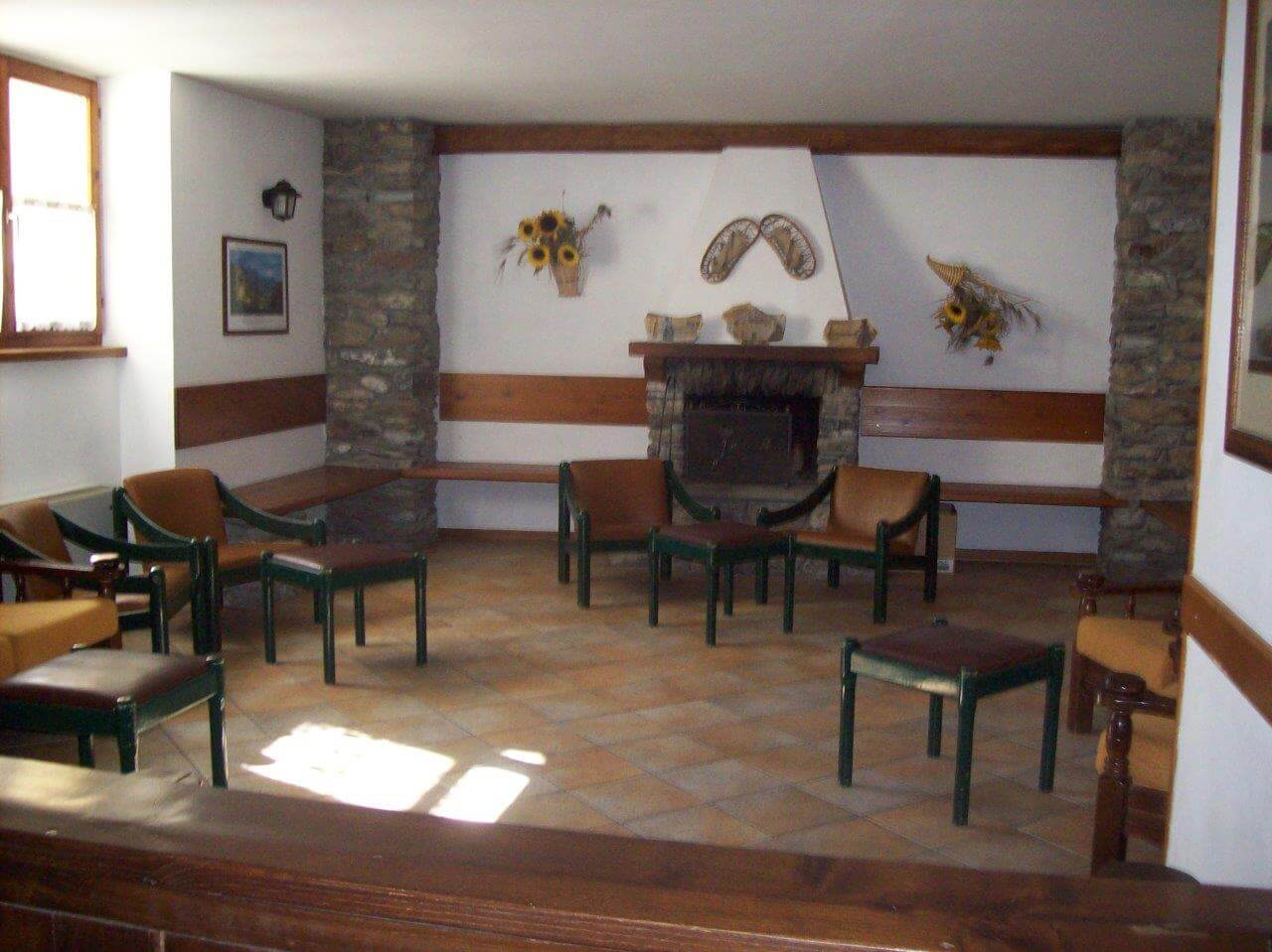 Sala riunioni con camino Casa Guigas