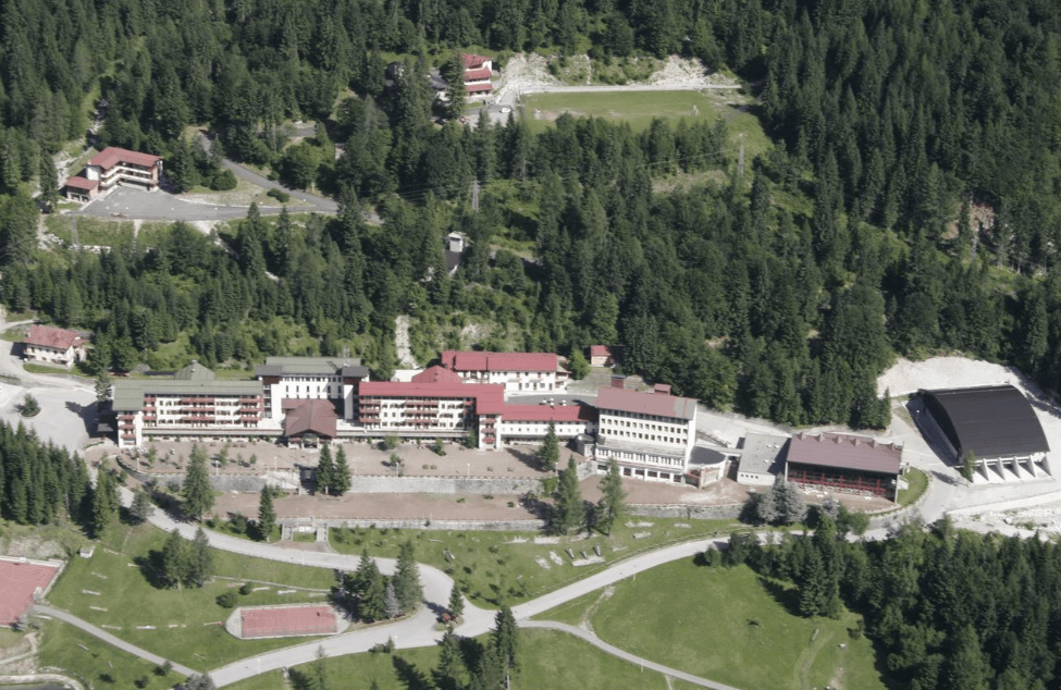 Visuale a volo d'uccello di Villaggio Dolomitico